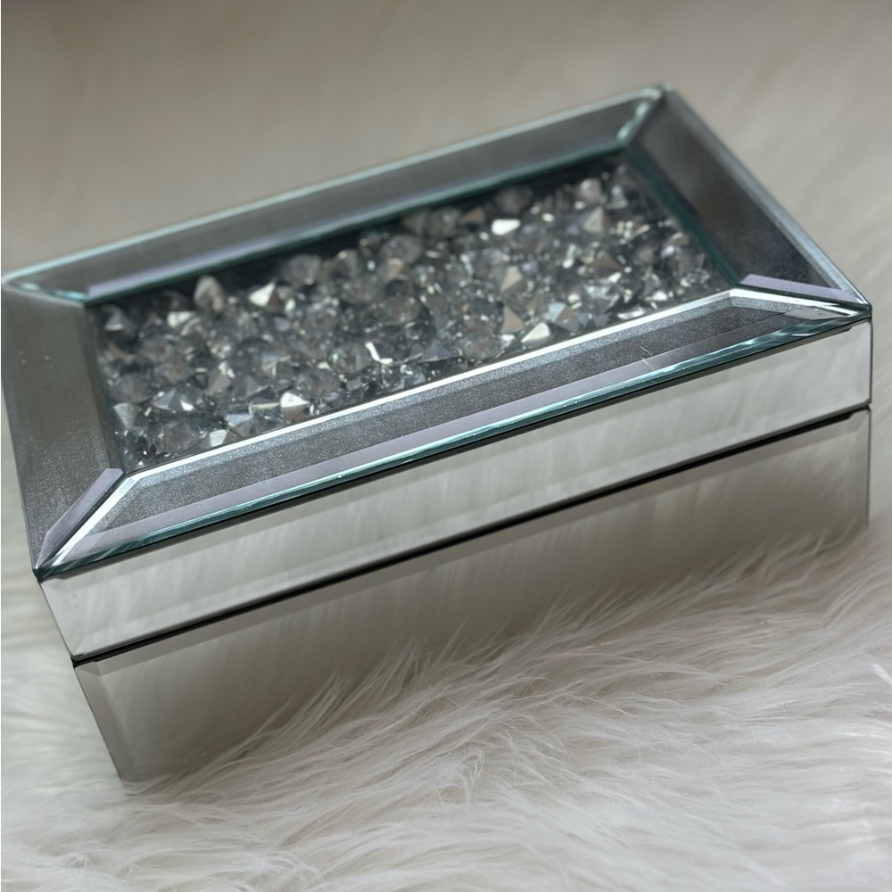 Glamorous Silver Jewelry Organizer with Crystal Accents